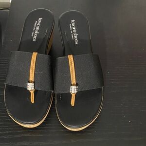 Town Shoes Black and Tan Women's Sandals